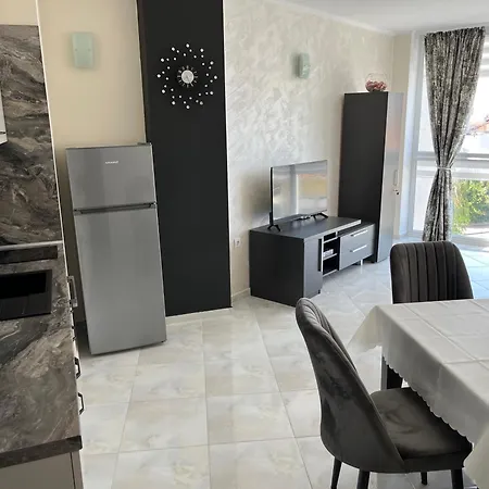 With Pool In Atlantis Apartamento Burgas