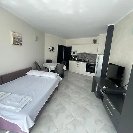 With Pool In Atlantis Appartamento Burgas