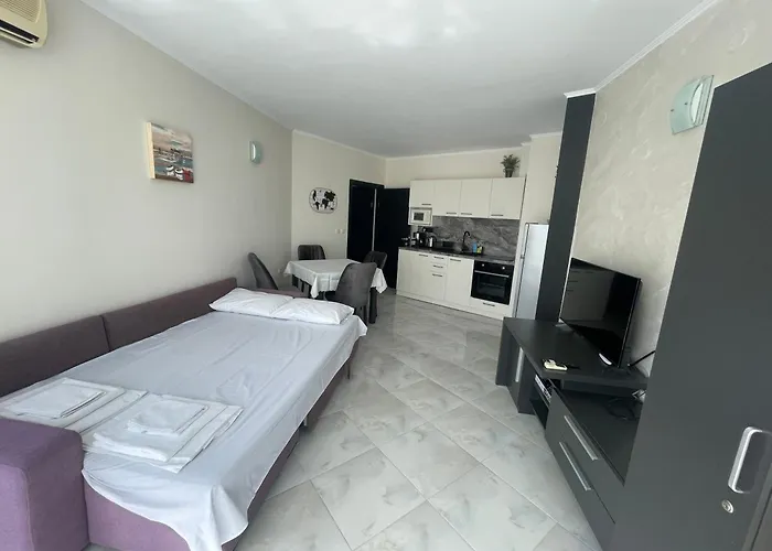 With Pool In Atlantis Apartman Burgasz